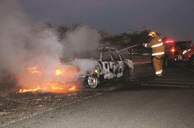 احد رجال الاطفاء يتعامل مع حريق مركبة بمنطقة السالمي﻿