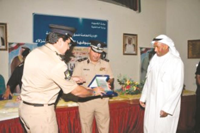 دروع تذكارية قدمها اللواء الديين الى المكرمين﻿