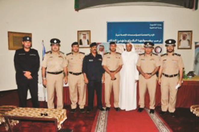 اللواء الديين متوسطا ضباط امن السجن المركزي﻿
