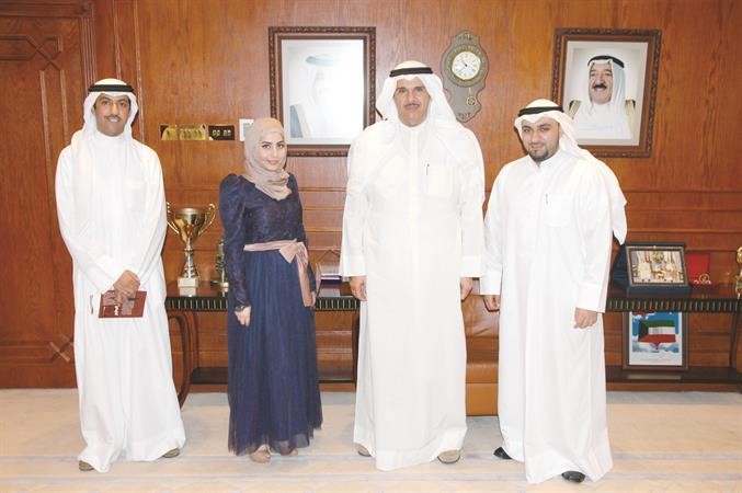 الشيخ سلمان الحمود مع ادارة مجموعة مواهب﻿