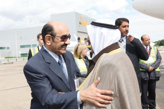 صاحب السمو الامير الشيخ صباح الاحمد لدى وصوله الى لندن وفي استقباله جاسم الخرافي
