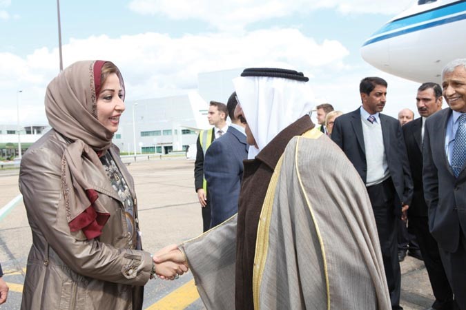 صاحب السمو الامير الشيخ صباح الاحمد مصافحا الوزيرة ذكرى الرشيدي