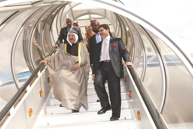 صاحب السمو الامير لدى وصول سموه الى المملكة المتحدة ﻿