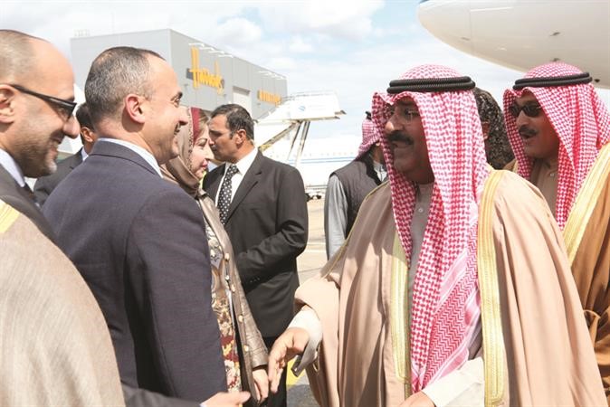 الشيخ مشعل الاحمد مصافحا المستقبلين﻿