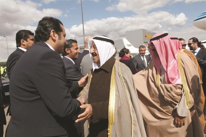  وسموه مصافحا احد مستقبليه﻿