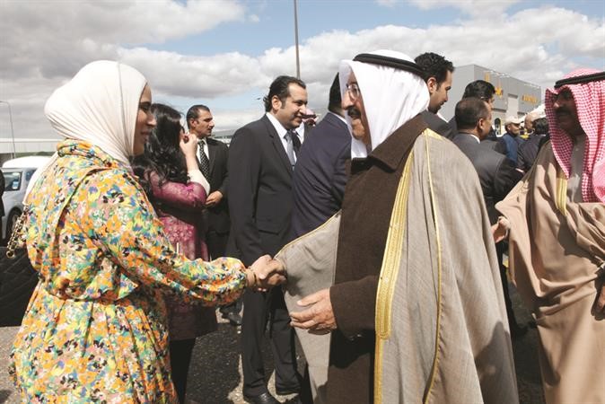 صاحب السمو الامير مصافحا احدى مستقبليه﻿
