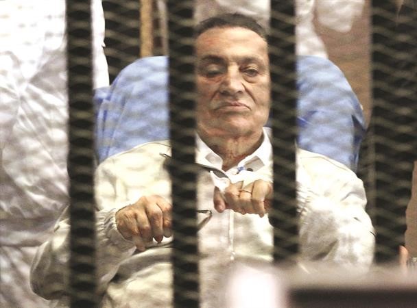 صورة ارشيفية للرئيس السابق محمد حسني مبارك في قفص الاتهام 