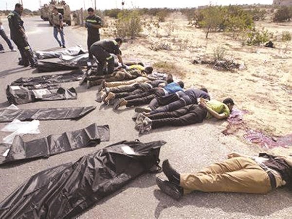 جنود واطباء يفحصون جثث رجال شرطة قتلوا امس في رفح رويترز