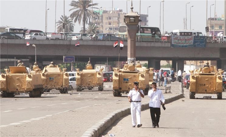  مدرعات للجيش تقف على اهبة الاستعداد في محيط ميدان التحرير بالقاهرة امس رويترز 
