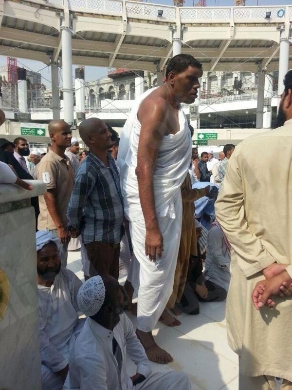 صورة : أطول رجل بالمسجد الحرام يلفت الأنظار