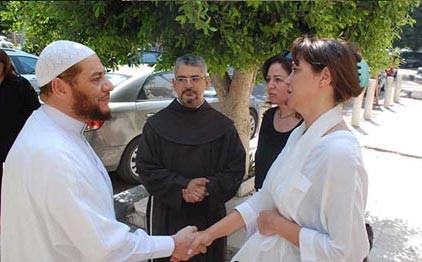 بالصور.. لقاء سويدان ترتدي الأبيض في عزاء شقيقها .. ونجوم مصر يشاركونها العزاء