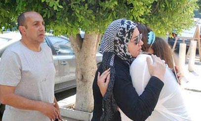 بالصور.. لقاء سويدان ترتدي الأبيض في عزاء شقيقها .. ونجوم مصر يشاركونها العزاء