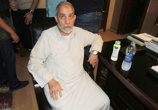 مرشد جماعة الاخوان المسلمين محمد بديع عقب اعتقاله امس وقبيل ترحيله الى سجن العقرب رويترز