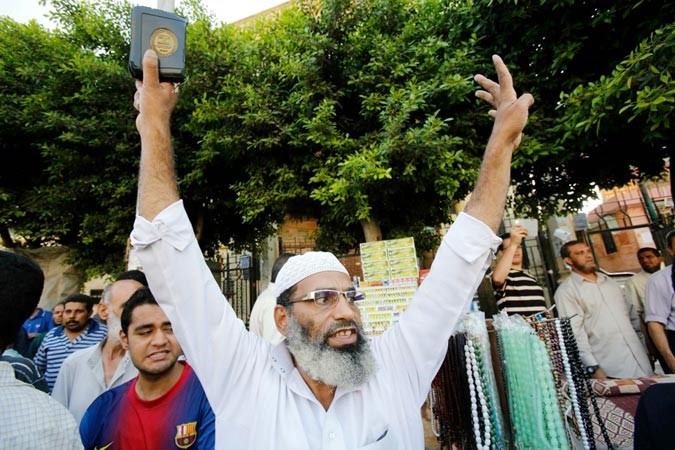 مؤيدون للرئيس المعزول محمد مرسي يهتفون ضد الجيش والشرطة امام مسجد الاستقامة بالجيزة امس الاول رويترز