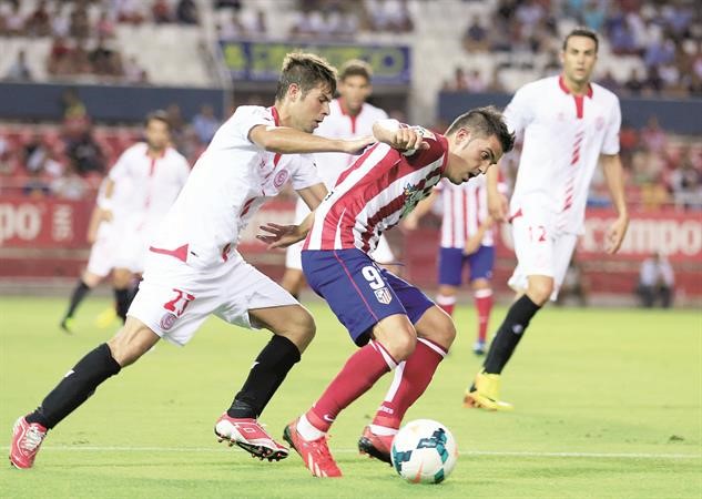 دافيد فيا يقود خط هجوم اتلتيكو مدريد في مواجهة برشلونة اليوم رويترز
