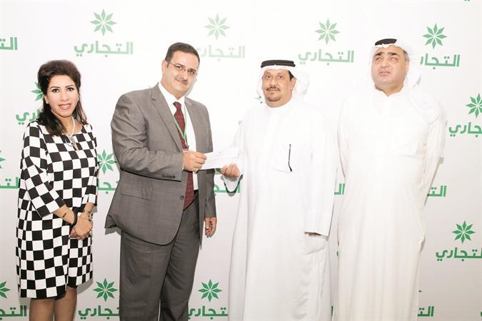 جانب من تقديم الشيك لجمعية المكفوفين