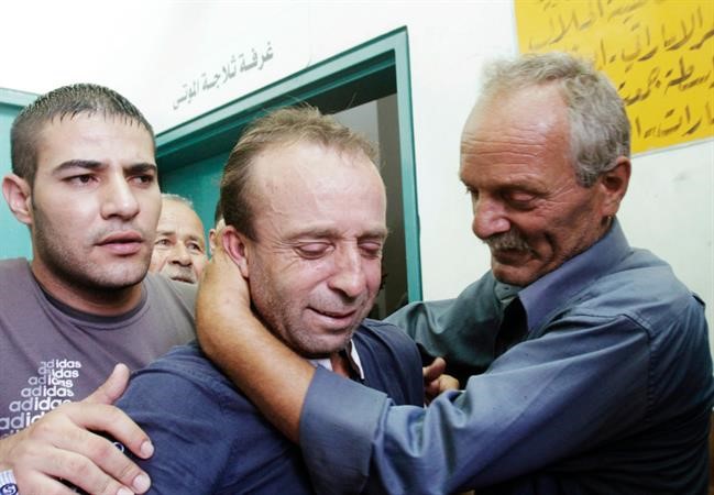 فلسطيني يبكي ابنه الذي سقط برصاص الجيش الاسرائيلي في جنين 	رويترز ﻿