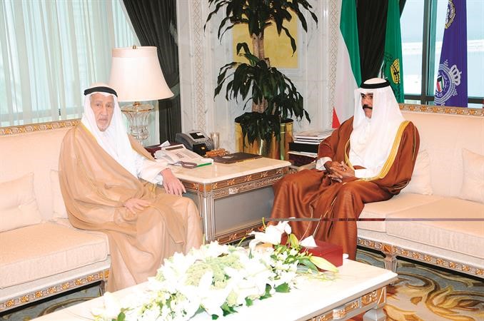 سمو نائب الامير وولي العهد الشيخ نواف الاحمد مستقبلا عبدالعزيز العدساني