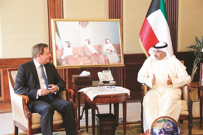الشيخ صباح الخالد مستقبلا السفير فرانك بيكر﻿