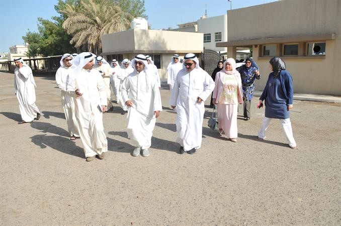 دنايف الحجرف وقيادات التربية خلال الجولة سعود سالم