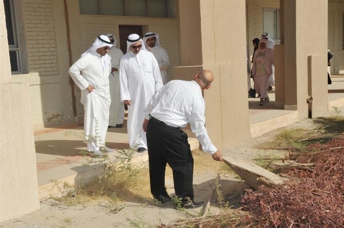 الوزير الحجرف يطلع على استعدادات المدارس لاستقبال العام الجديد