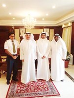 عيسى الكندري مستقبلا وفد نقابة العاملين في الكويتية