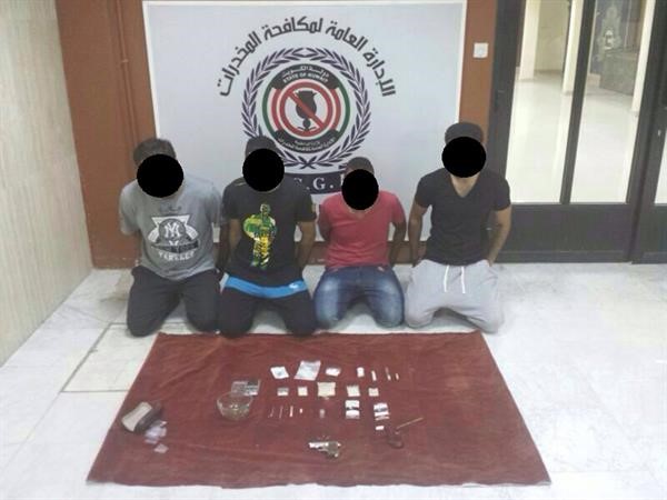 العصابة تستخدم الكلاب البوليسية في الحراسة ﻿