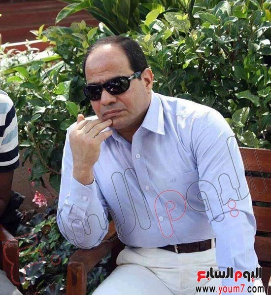 نشر أول صور للفريق عبد الفتاح السيسى بزى مدني