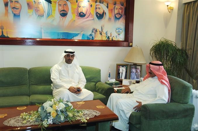 الشيخ د ابراهيم الدعيج خلال لقائه الشيخ محمد العبد الله