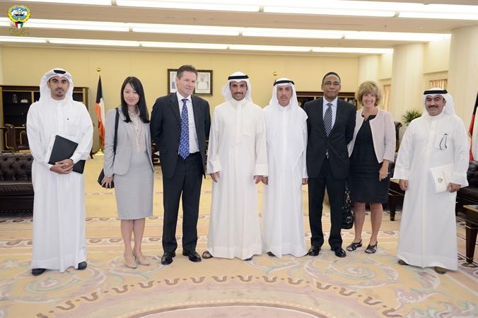رئيس مجلس الامة مرزوق الغانم خلال استقباله الرئيس التنفيذي لامانة لجنة الامم المتحدة للتعويضات تريفور ميكائيل رجاح والوفد المرافق له﻿
