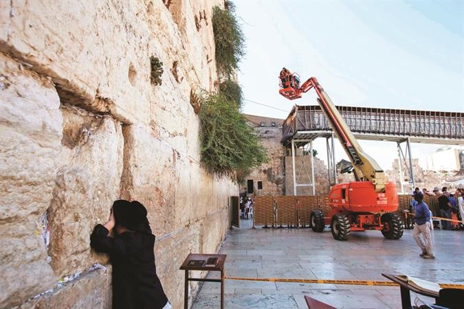  يهودي يؤدي طقوسا دينية بالقرب منالحائط الغربي ببلدة القديمة بالقدس المحتلةامس 	رويترز ﻿