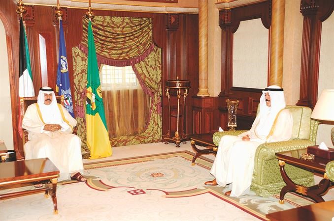 سمو نائب الامير وولي العهد الشيخ نواف الاحمد اثناء استقباله الشيخ محمد الخالد 