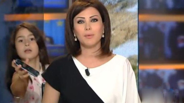 بالفيديو.. ابنة مذيعة سورية تظهر على الهواء مباشرة  لتناول والدتها الهاتف النقال