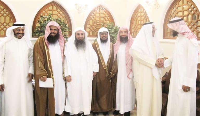 دنبيل العوضي وحمود العتيبي يتوسطان الحضور
