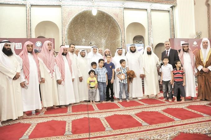 دخالد المذكور يتوسط المشاركين
