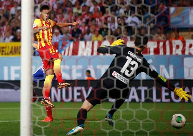 كرة نيمار في طريقها لشباك اتلتيكو مدريد 	رويترز﻿
