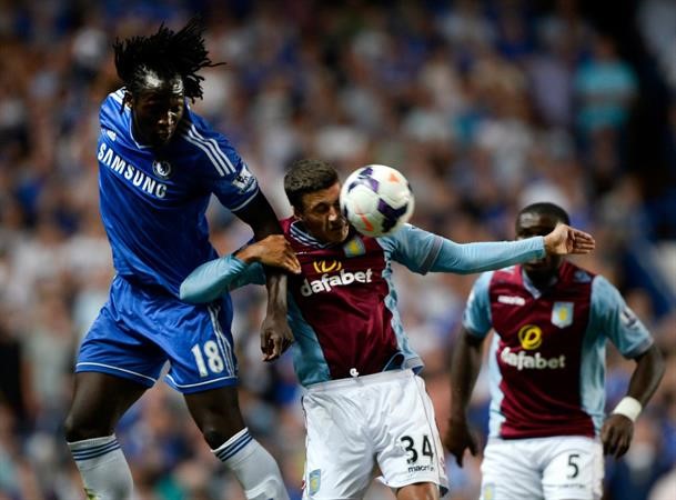 لوكاكاو في صراع على الكرة مع لاعب استون فيلا رويترز