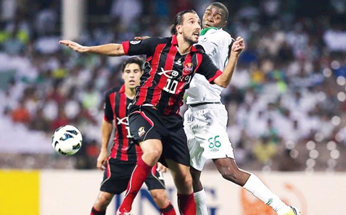 مدافع الاهلي اسامة هوساوي يبعد الكرة عن مهاجم سيول