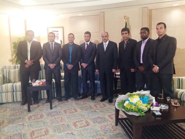 د رشيد الحمد متوسطا اعضاء الوفد﻿