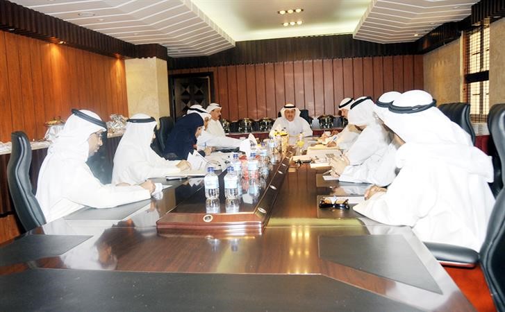 عيسى الكندري خلال المؤتمر الصحافي﻿
