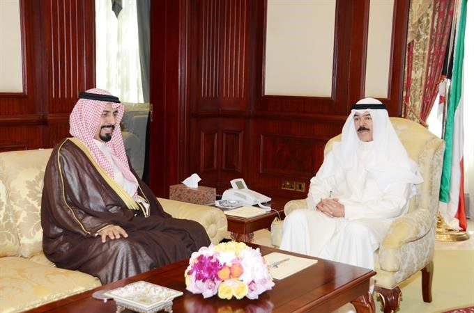 الشيخ محمد الخالد مستقبلا الشيخ علي الخالد﻿