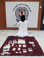 المتهم وامامه المضبوطات