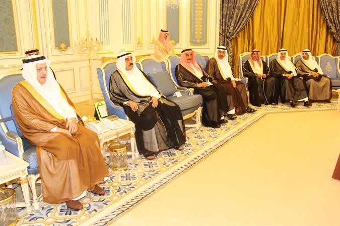 الشيخ فيصل السعود والوفد المرافق خلال تقديم واجب العزاء بوفاة صاحب السمو الملكي الامير مساعد بن عبدالعزيز ال سعود﻿