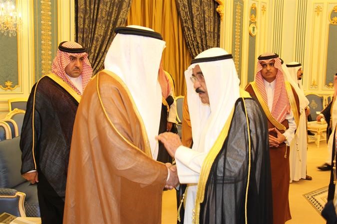 الشيخ فيصل السعود خلال تقديم واجب العزاء﻿