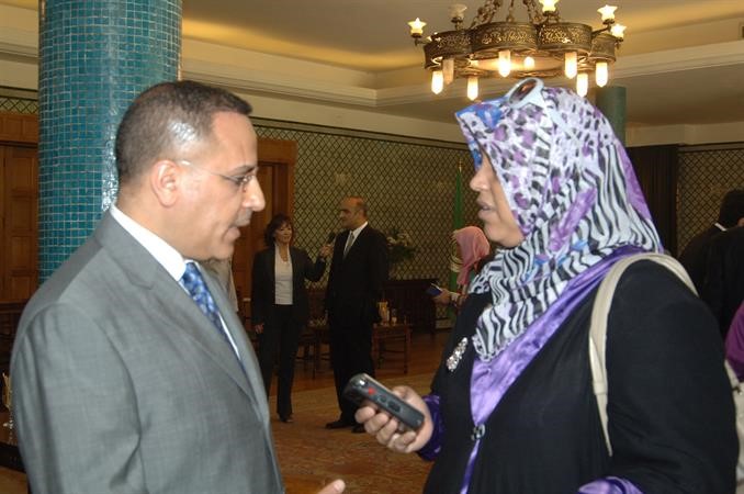 السفير جمال الغنيم متحدثا للزميلة هناء السيد﻿
