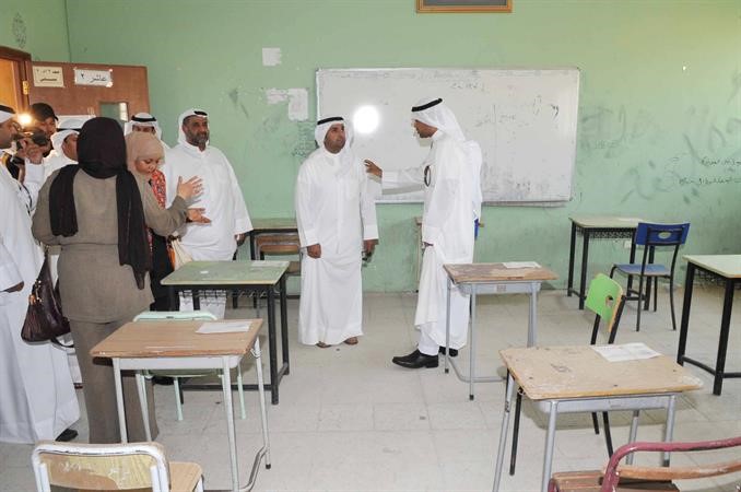د الحجرف يستمع الى شرح حول الاستعدادات لاستقبال الفصل الدراسي