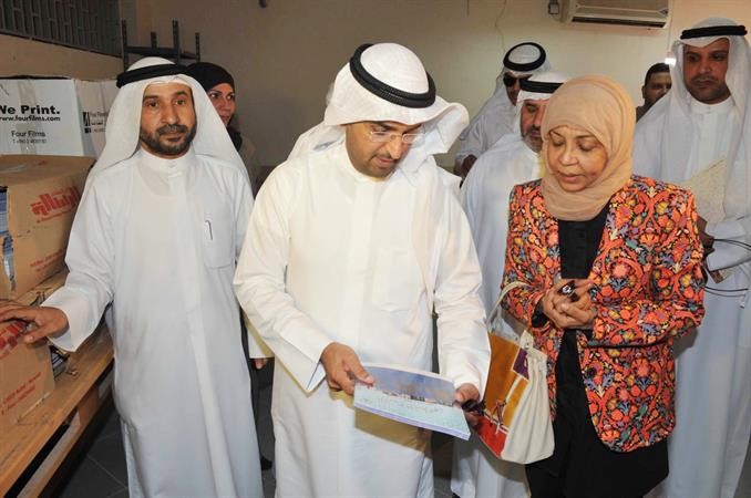 د الحجرف يطلع علی الكتب المدرسية