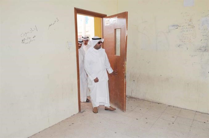  ومتفقدا احد الفصول