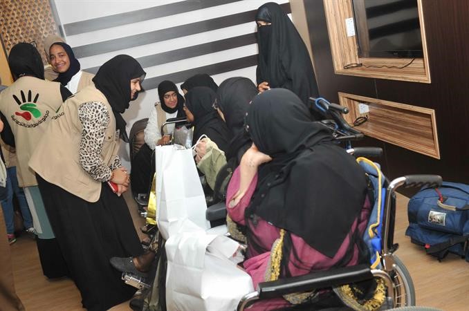 توزيع الهدايا على النساء من كبار السنسعود سالم