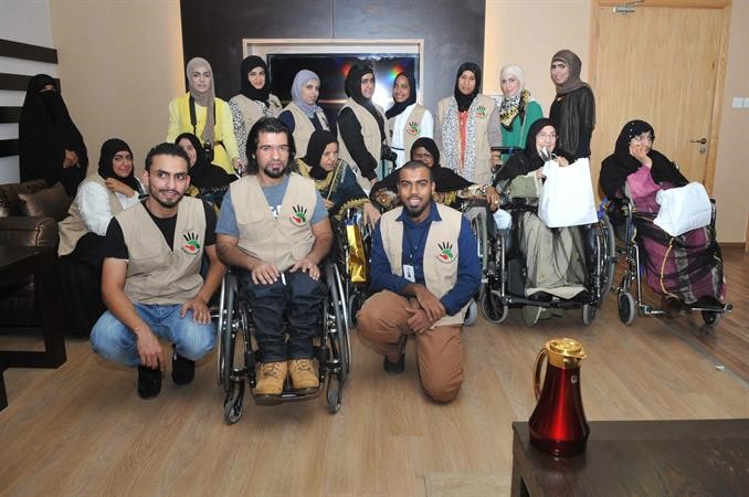 اعضاء فريق حملة سواعدنا التطوعية مع كبار السن وذوي الاحتياجات الخاصة